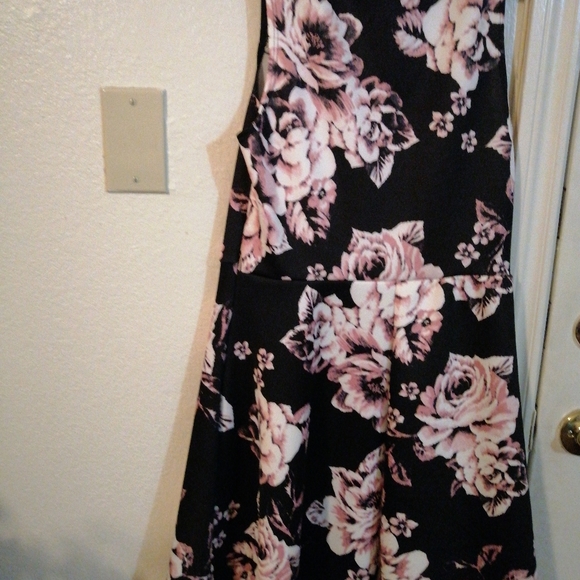 Dresses & Skirts - Maxi Dress